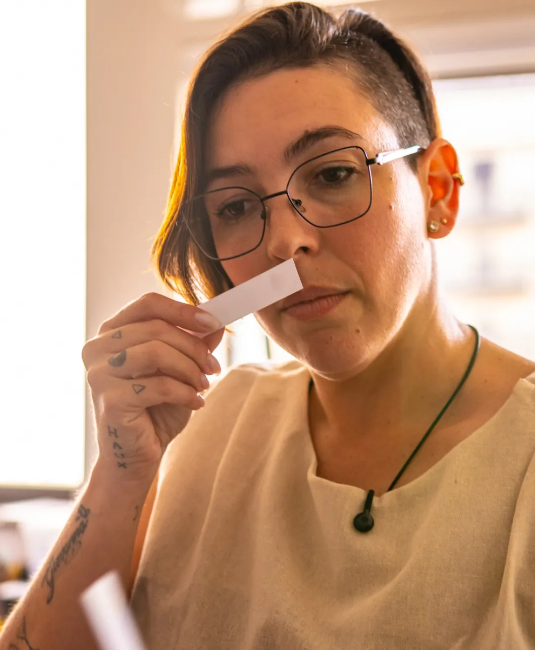 Kamila Engel, fundadora da SouTerra, avaliando uma fita olfativa